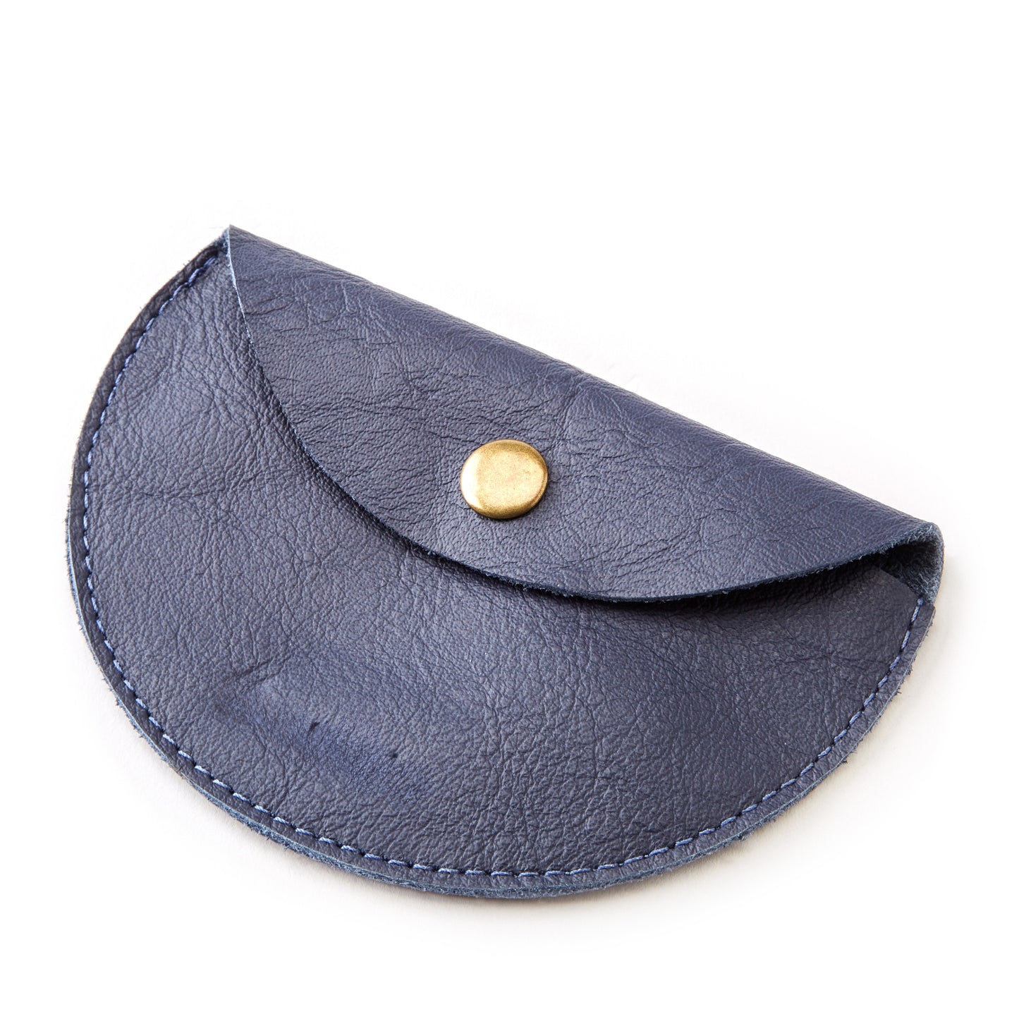 The Miina Medio Half-moon coin purse crafted with sustainably sourced materials, featuring a sleek and minimalist design with a curved silhouette. Perfect for carrying coins and small essentials while promoting eco-conscious living.