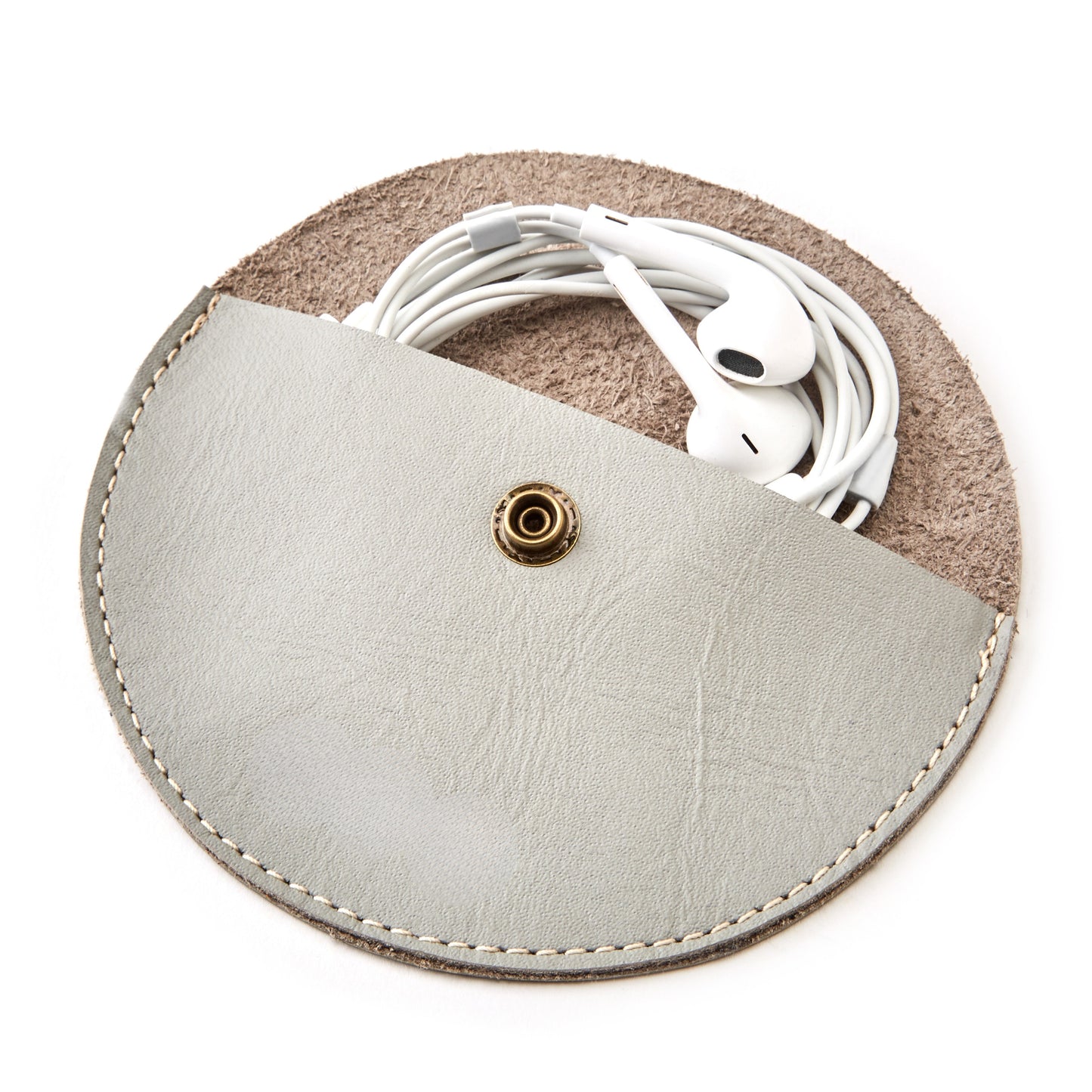 The Miina Medio Half-moon gray coin purse crafted with sustainably sourced materials, featuring a sleek and minimalist design with a curved silhouette. Perfect for carrying coins and small essentials while promoting eco-conscious living.