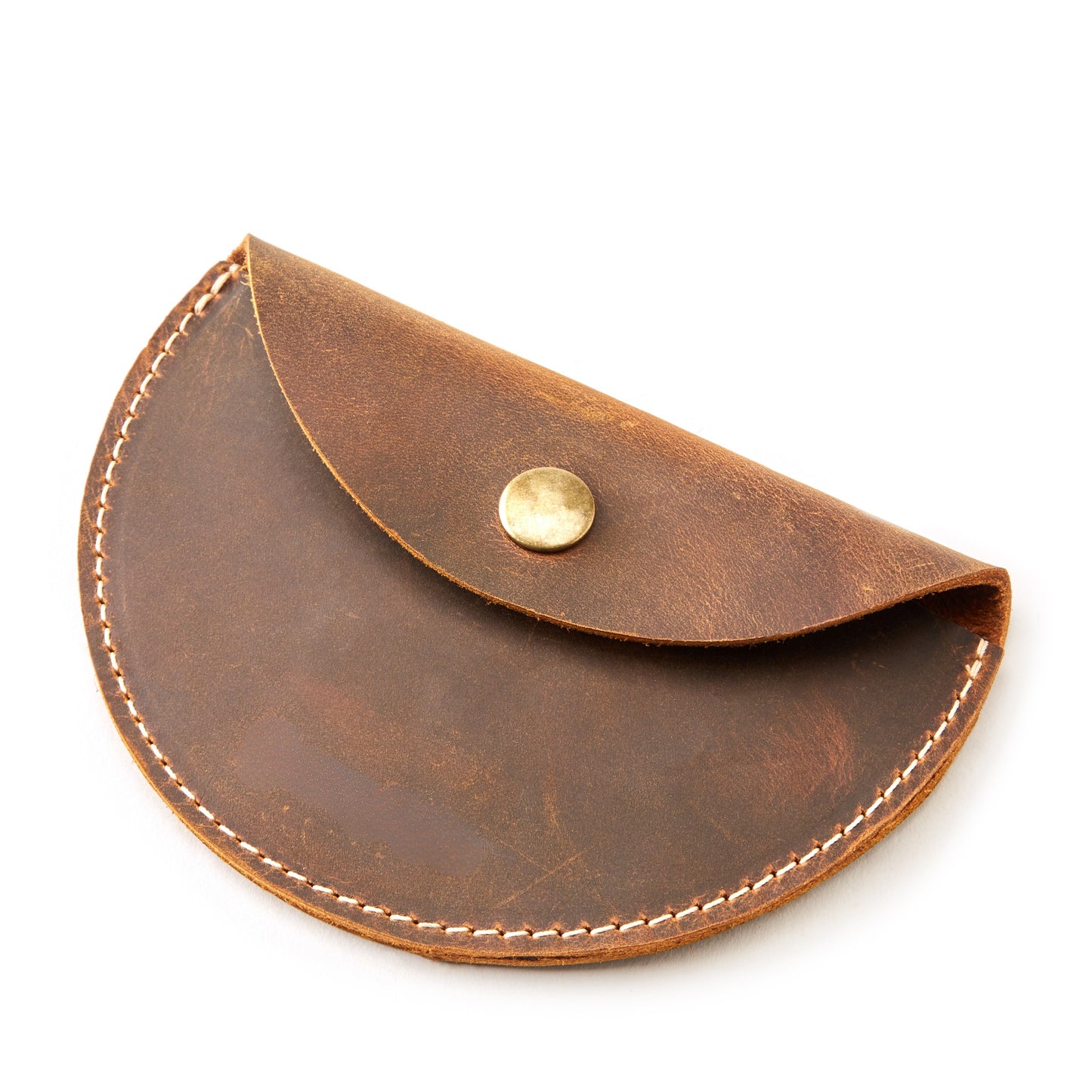 The Miina Medio Half-moon coin purse crafted with sustainably sourced materials, featuring a sleek and minimalist design with a curved silhouette. Perfect for carrying coins and small essentials while promoting eco-conscious living.