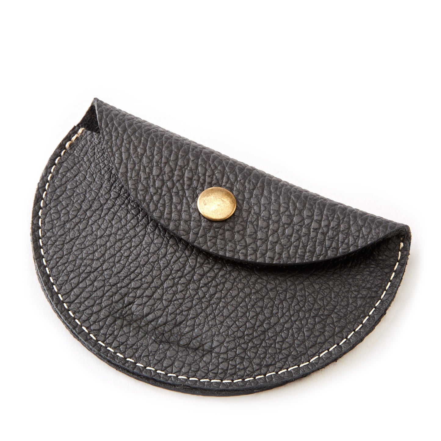 The Miina Medio Half-moon coin purse crafted with sustainably sourced materials, featuring a sleek and minimalist design with a curved silhouette. Perfect for carrying coins and small essentials while promoting eco-conscious living.