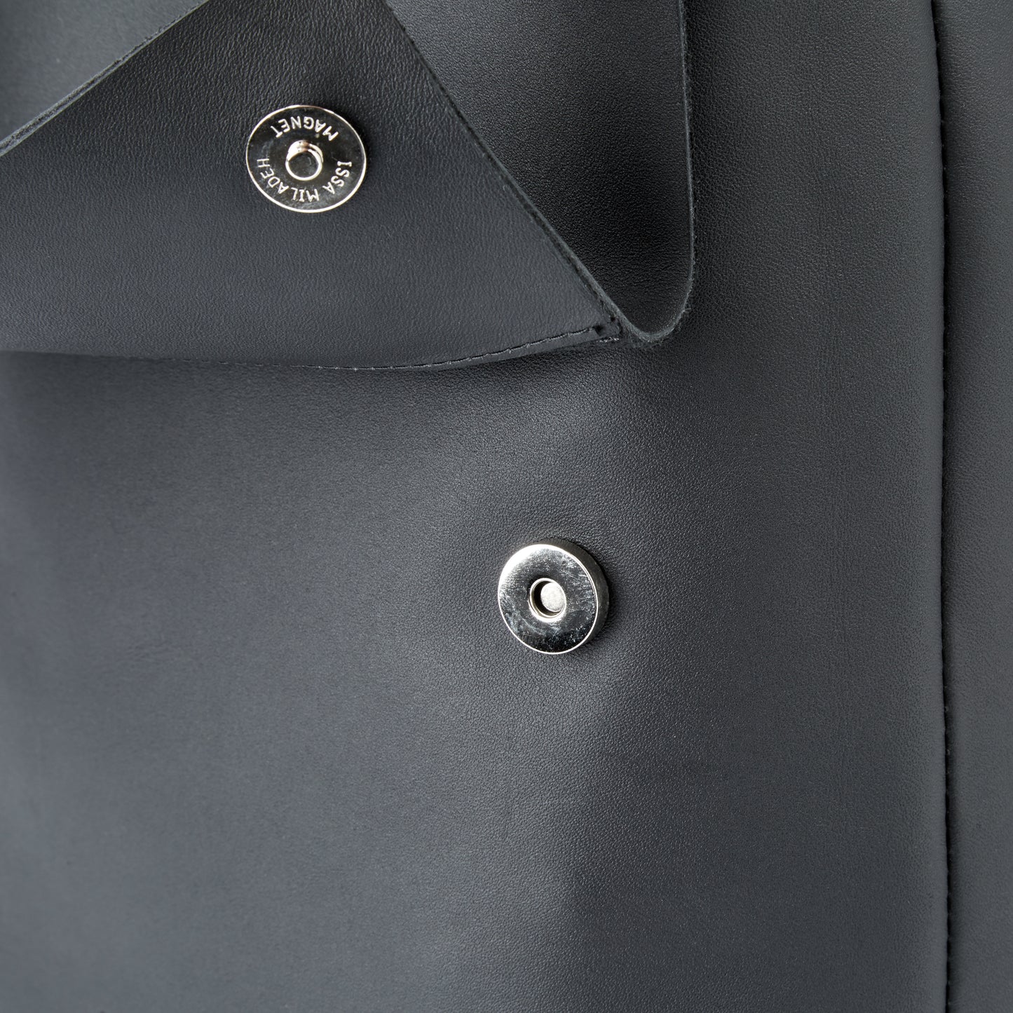 A close up of The Miina Camino black. show casing the magnet.