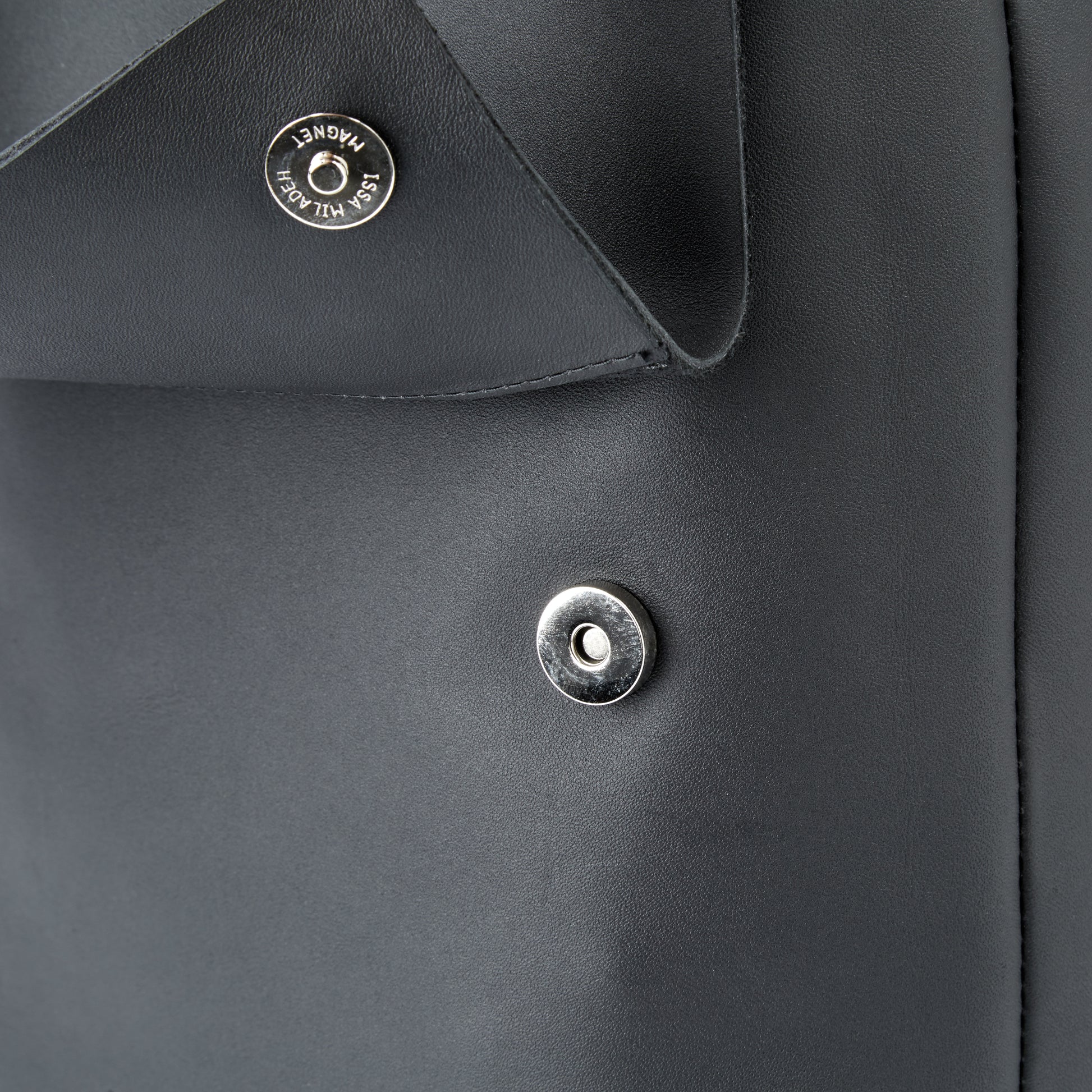 A close up of The Miina Camino black. show casing the magnet.