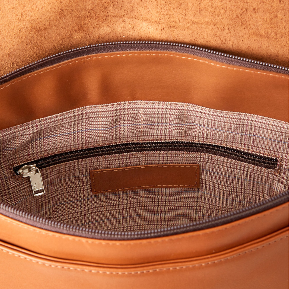 Miina Camino caramel. show casing the inside of the backpack.