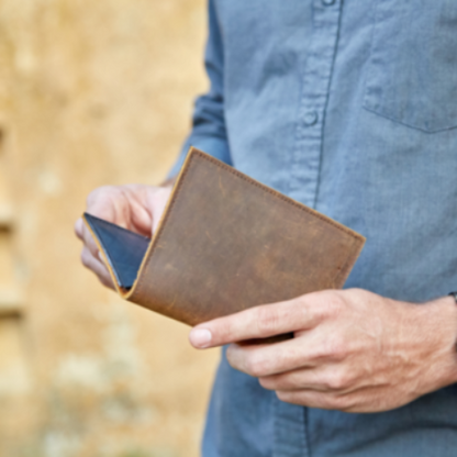 A man holding the miina viajero in the antique brown